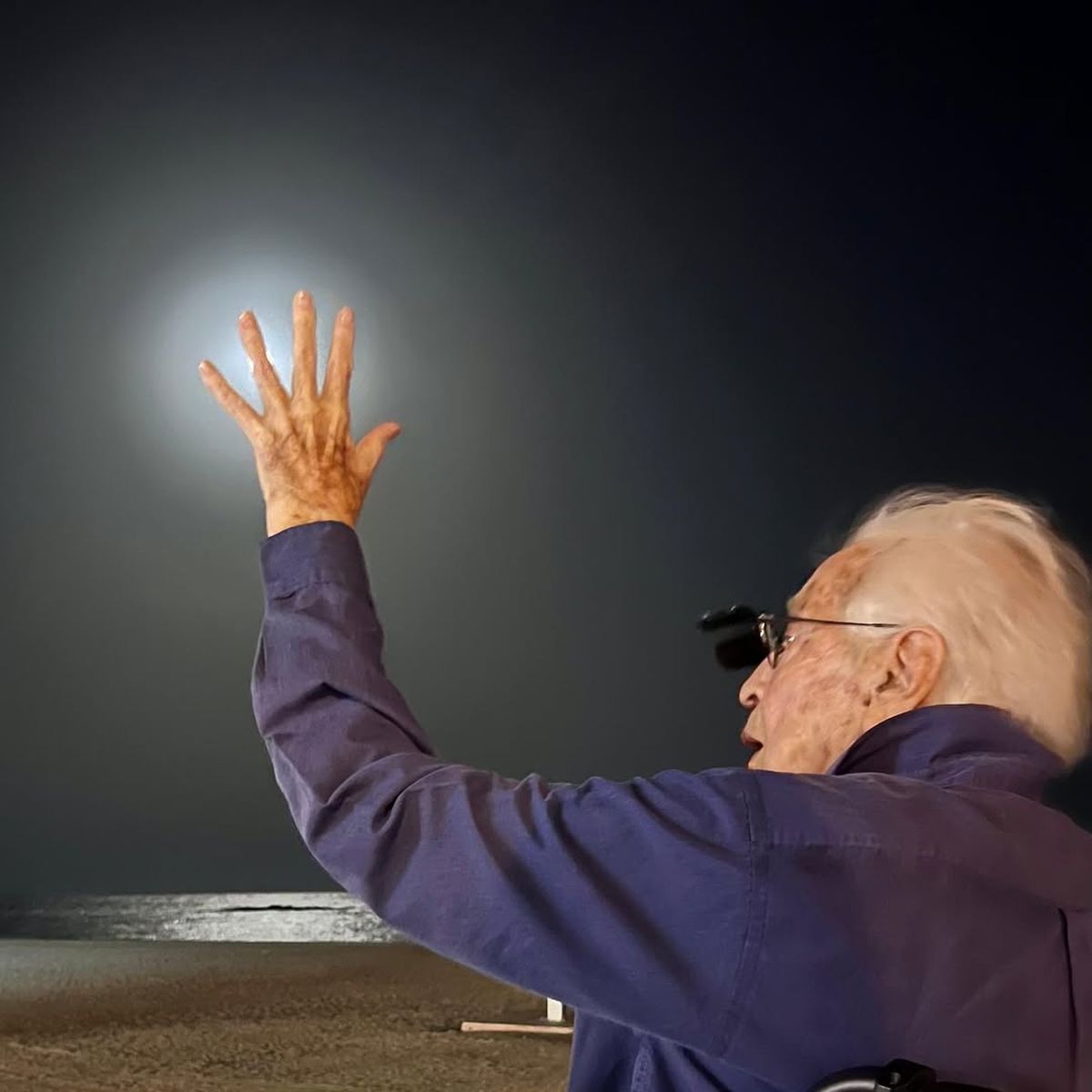 Una imagen tomada recientemente donde Julio Le Parc juega a tocar la luna con sus manos en la playa de Carboneras, España. Una imagen tomada recientemente donde Julio Le Parc juega a tocar la luna con sus manos en la playa de Carboneras, España.