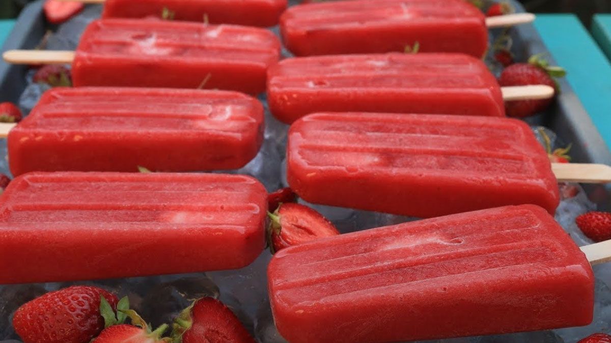 Los palitos de helado de frutilla les encantan a todo el mundo, pero mucho más a los más chicos. Los palitos de helado de frutilla les encantan a todo el mundo, pero mucho más a los más chicos.