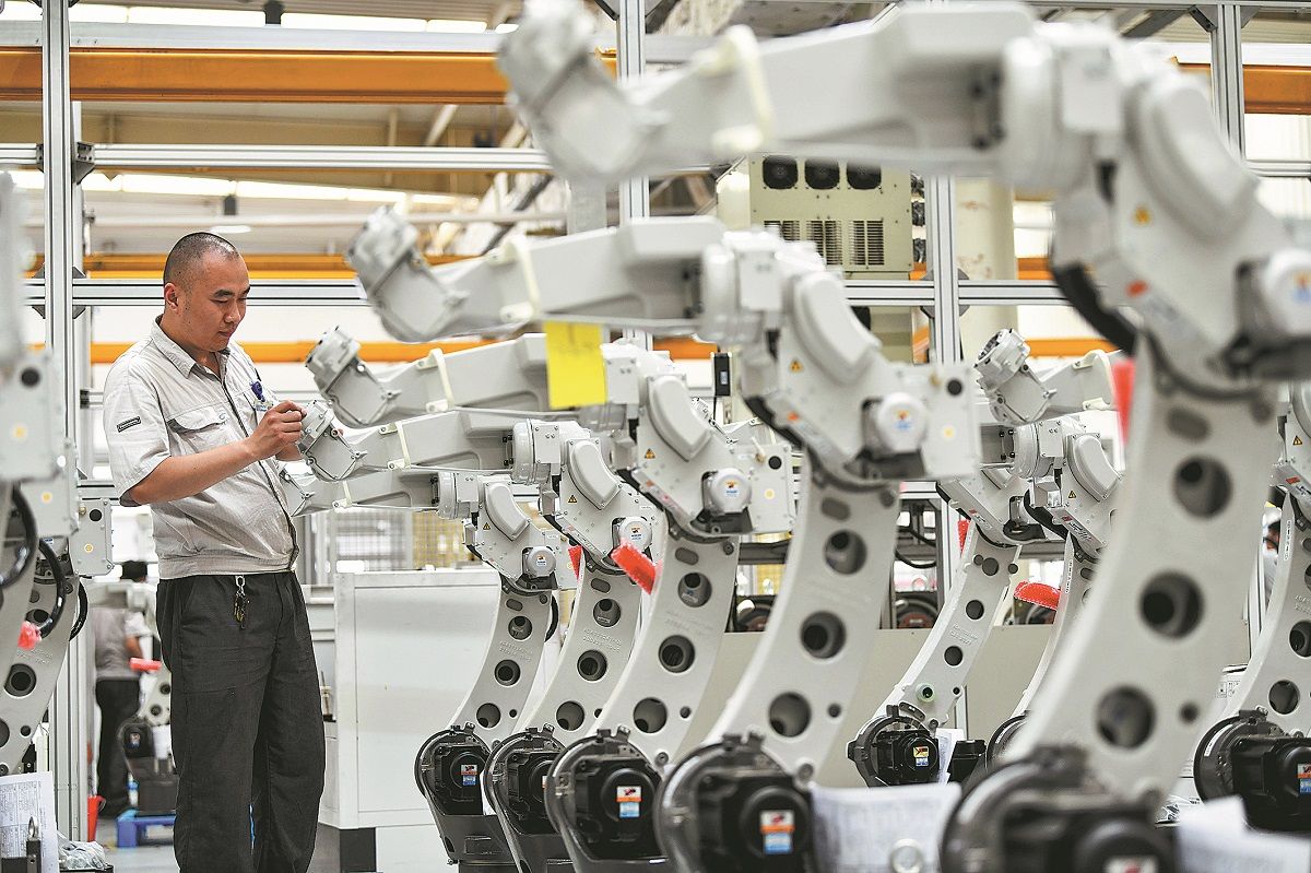 Un técnico ensambla y ajusta robots de soldadura en la fábrica de Panasonic Welding Systems (Tangshan) Co en la provincia de Hebei.ZHAO LIANG / PARA CHINA DAILY