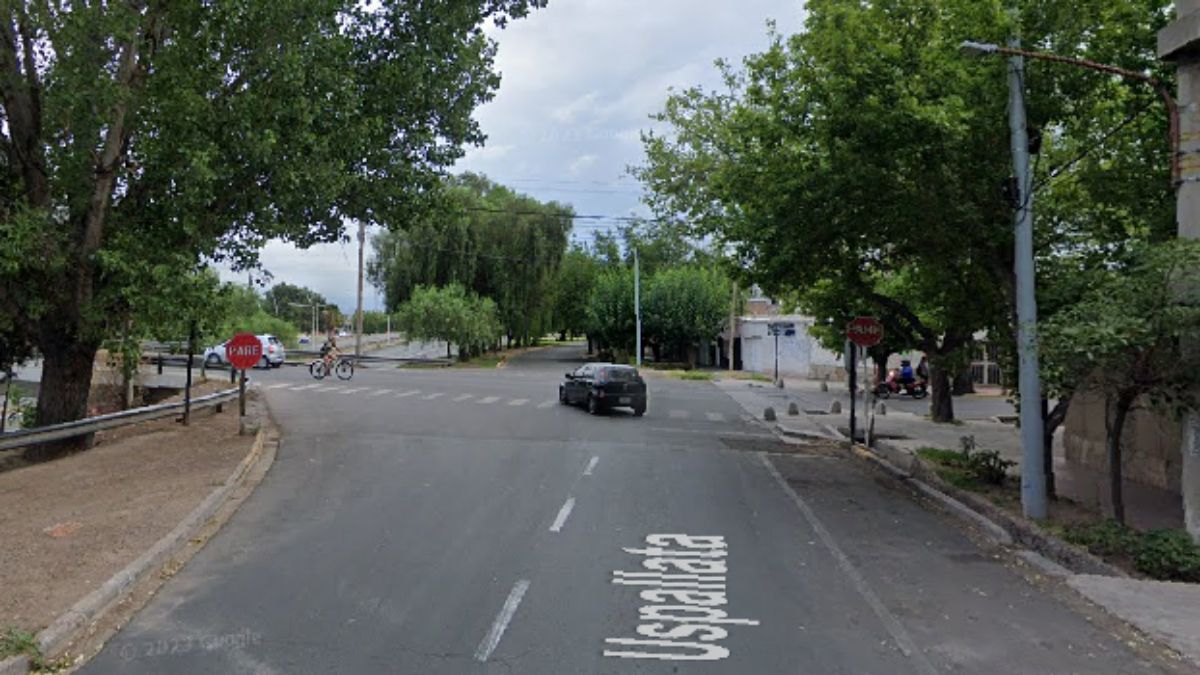 El automóvil que circulaba por calle Uspallata hacia el Norte, no respetó el doble disco PARE al llegar a Adolfo Calle, y chocó a la mujer que realizaba su trabajo de delivery en un scooter y murió.