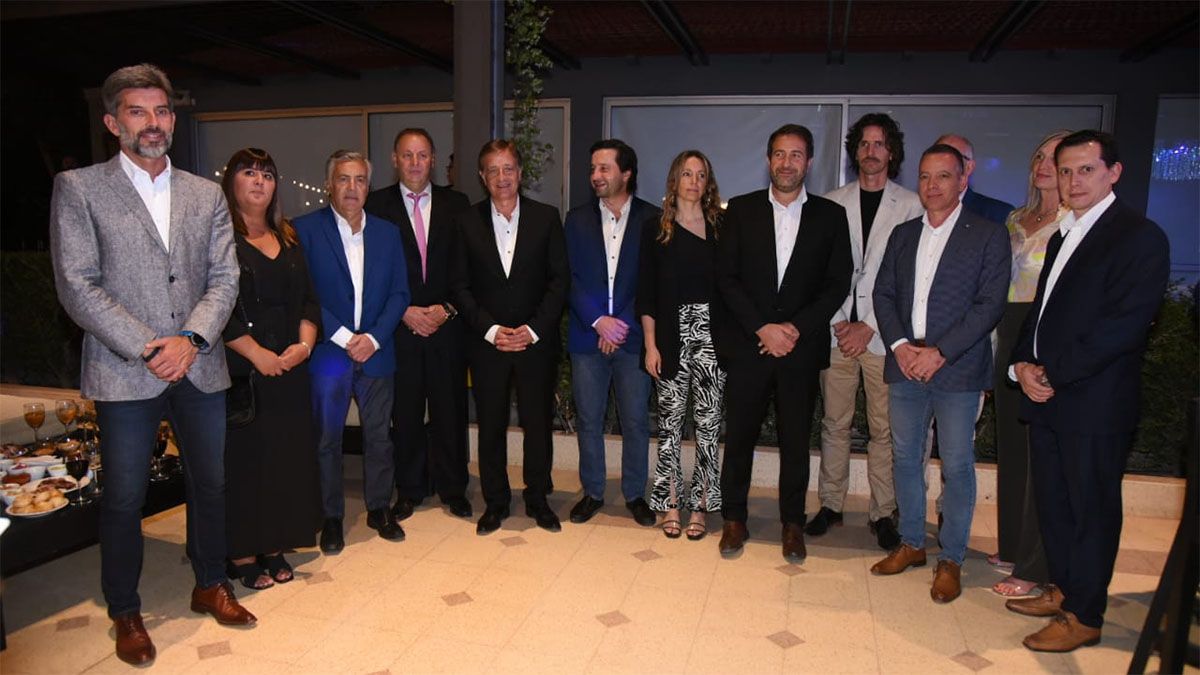 Rodolfo Suarez e invitados a la cena de los empresarios de la construcción en Mendoza.