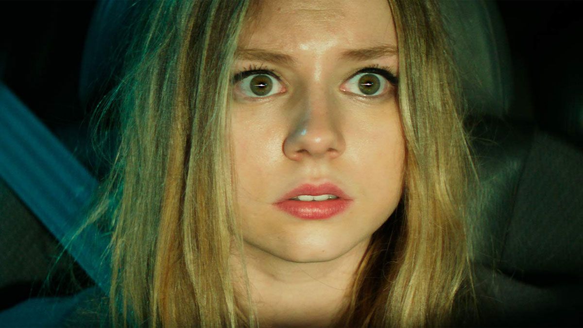 Ester Expósito, en plena acción en la película Cuando los ángeles duermen, de Netflix.