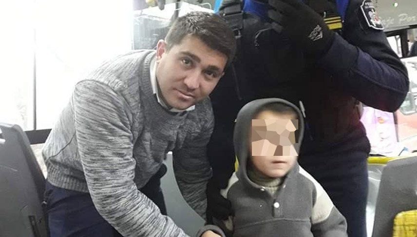 Una mujer se olvidó a su hijo de 3 años en un colectivo y el chofer lo rescató