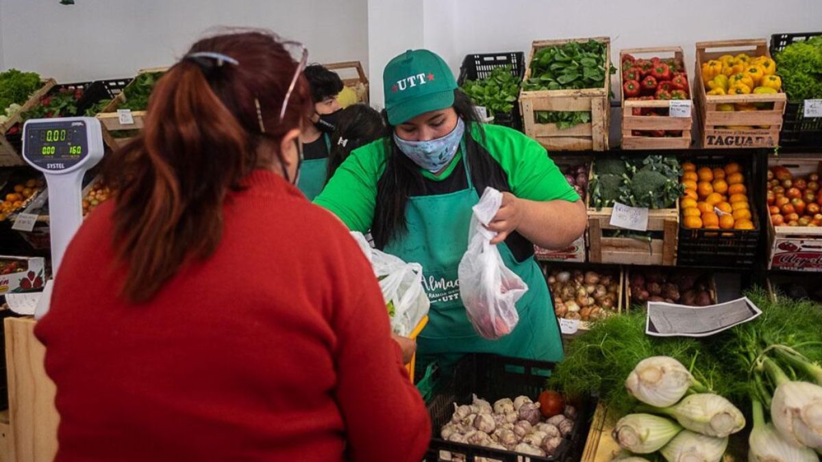 En los mercados de economía social se ofrecen productos directos del productor a la mano del consumidor, eliminando al intermediario y brindando precios más accesibles.