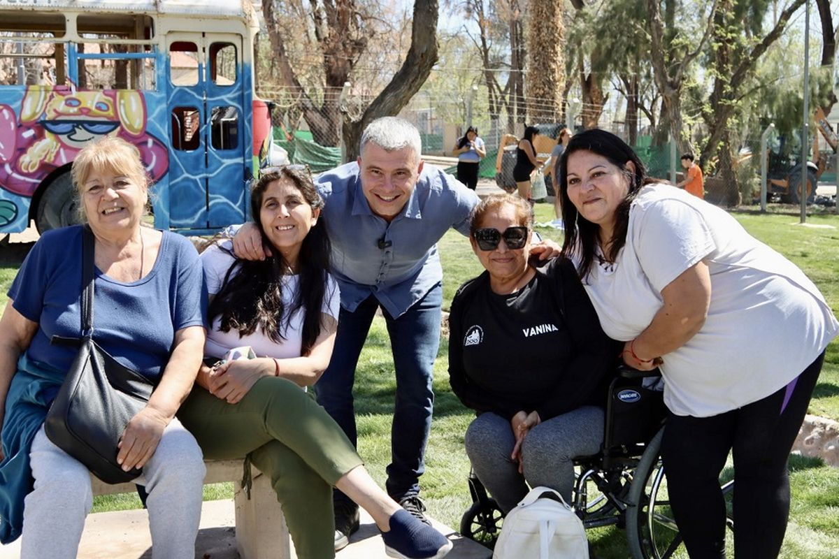 El intendente de Godoy Cruz, Diego Costarelli, junto a vecinas en la inauguración del Parque de los Niños. El intendente de Godoy Cruz, Diego Costarelli, junto a vecinas en la inauguración del Parque de los Niños.