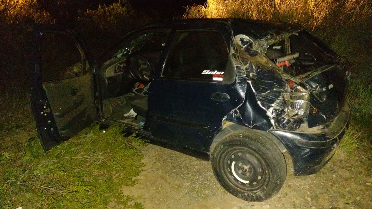 El Fiat Palio robado por un hombre de 45 años quedó destruido luego de chocar con un móvil y volcar en la ruta 52, de Las Heras.