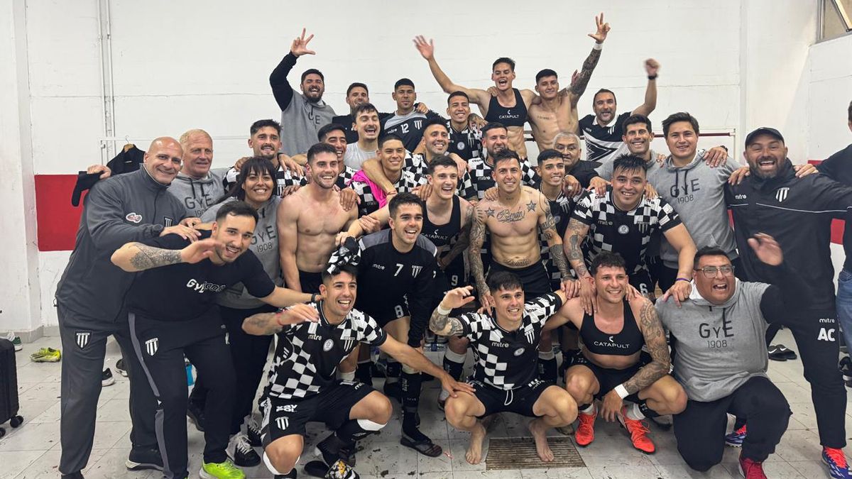 Con mucha euforia festejó en el camarín la gente de Gimnasia y Esgrima tras el importante triunfo en cancha del Deportivo Morón. Con mucha euforia festejó en el camarín la gente de Gimnasia y Esgrima tras el importante triunfo en cancha del Deportivo Morón.