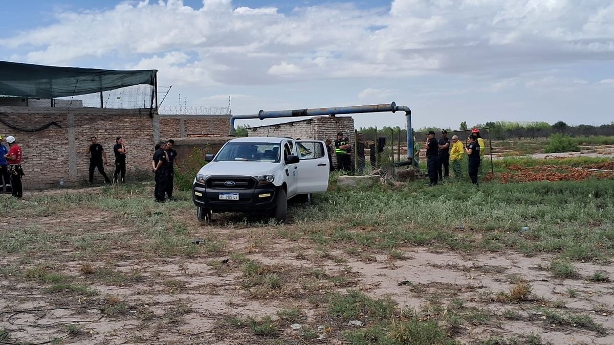 En calle Roca y Urquiza, de Maipú, se montó un amplio operativo para determinar si una persona cayó a un pozo. En calle Roca y Urquiza, de Maipú, se montó un amplio operativo para determinar si una persona cayó a un pozo.