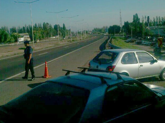 Hace 5 años, a pocos metros del accidente fatal del viernes ocurrió otra tragedia. El Acceso Sur tampoco estaba en condiciones óptimas para circular.