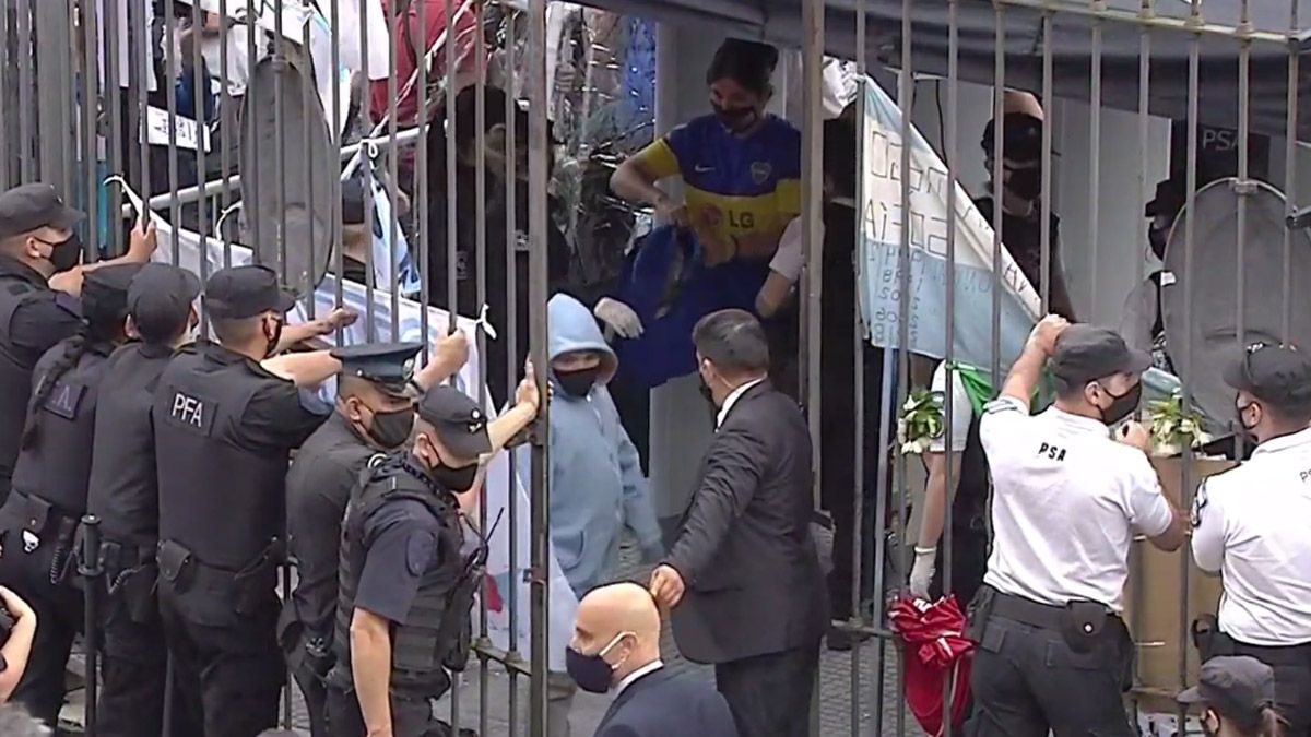 Empujones y trompadas contra la policía en la despedida de Maradona