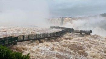 El Niño provocó una crecida histórica en las Cataratas del Iguazú y cerraron el Parque Nacional