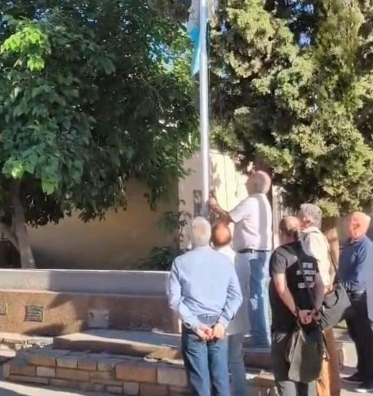 El momento más emotivo: izando la bandera de la inolvidable escuela Arístides Villanueva.
