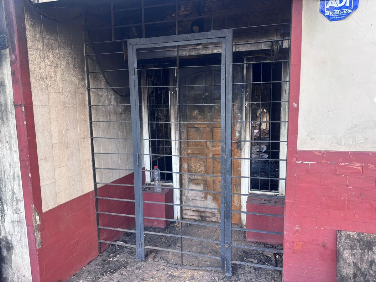 Los bomberos tuvieron dificultades para ingresar, debido a las explosiones que se produjeron en el dep&oacute;sito de pirotecnia incendiado.