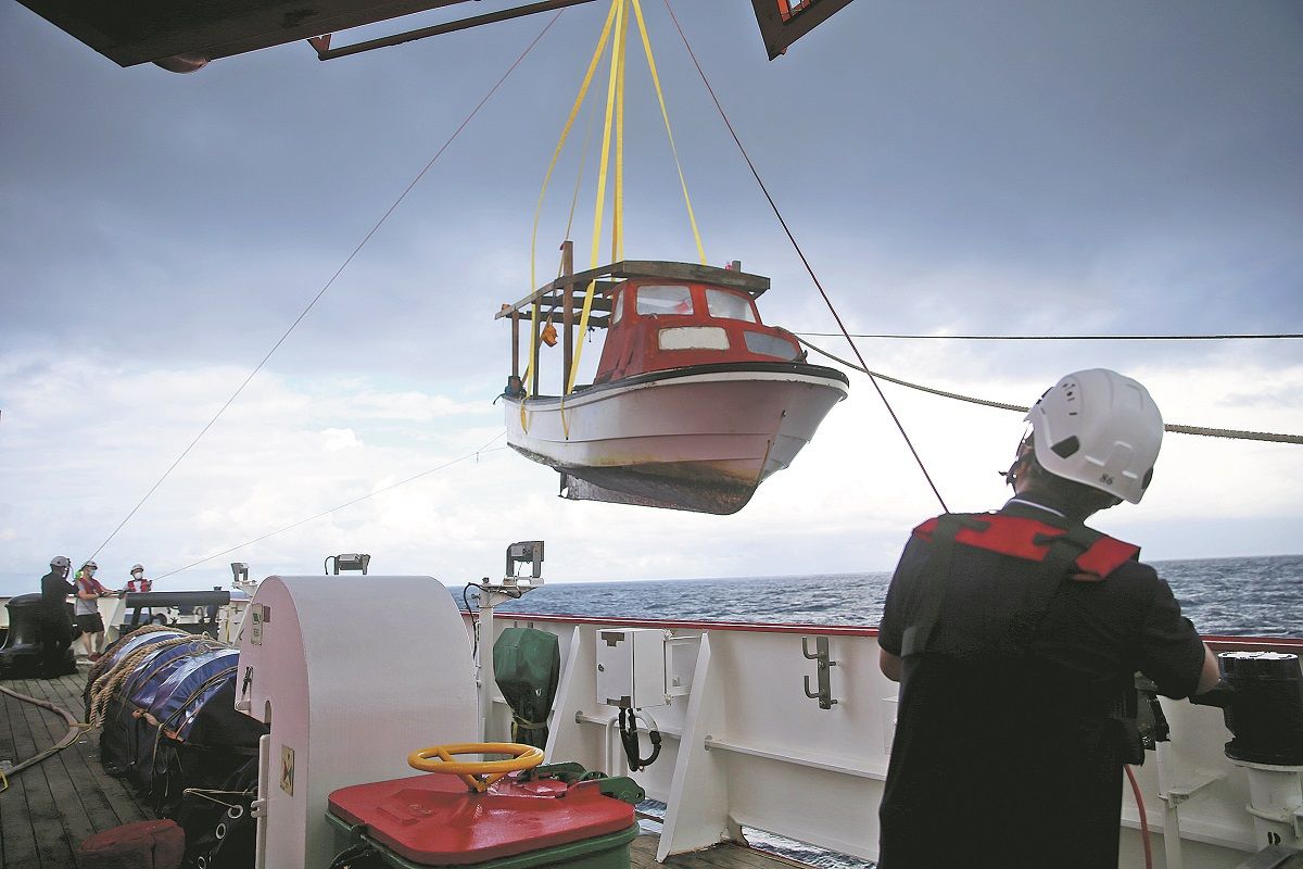 El 11 de noviembre, el rompehielos chino Xuelong 2, en camino a la Antártida, rescató con éxito un barco pesquero y a sus cuatro tripulantes de Papua Nueva Guinea que llevaban nueve horas a la deriva. ZHOU YUAN / XINHUA