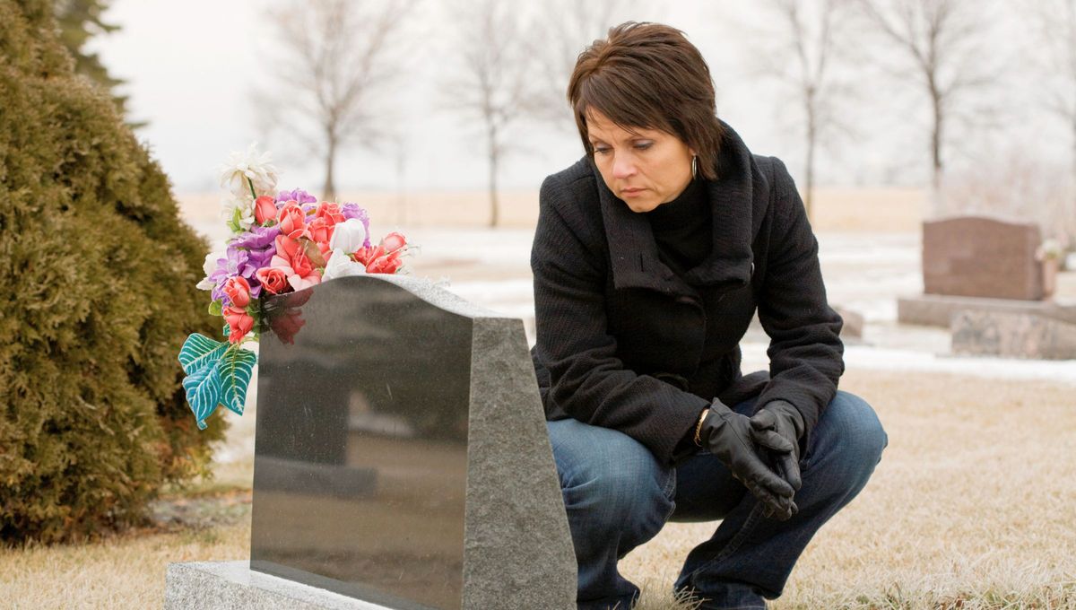 “La muerte es incomprensible, injusta, y el dolor que ocasiona a los que sufren la pérdida de un ser querido es, siempre, tan grande y tan profundo que la propia vida parece haber ido con la persona muerta.” “La muerte es incomprensible, injusta, y el dolor que ocasiona a los que sufren la pérdida de un ser querido es, siempre, tan grande y tan profundo que la propia vida parece haber ido con la persona muerta.”