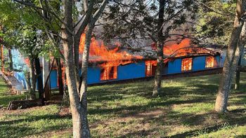 Un menor de 13 años prendió fuego la escuela: el incendio destruyó años y años de esfuerzo Un menor de 13 años prendió fuego la escuela: el incendio destruyó años y años de esfuerzo