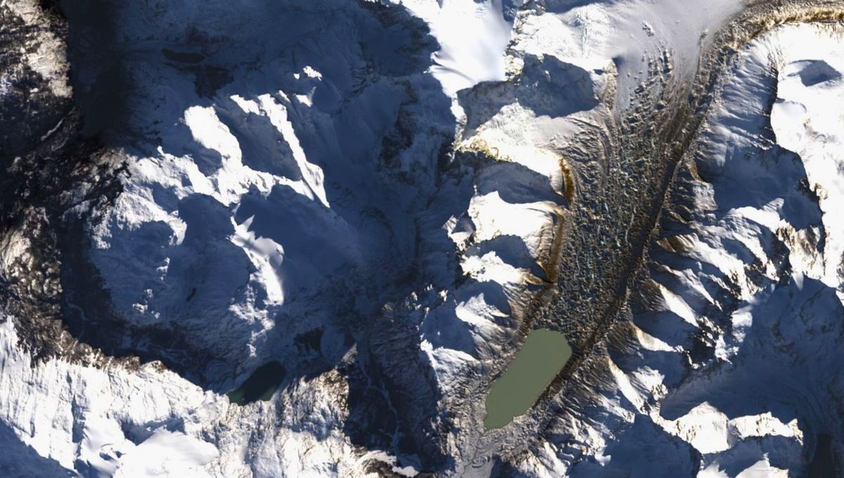 Está cubierto por tres grandes glaciares (dos en Argentina y uno en Chile). Está cubierto por tres grandes glaciares (dos en Argentina y uno en Chile).