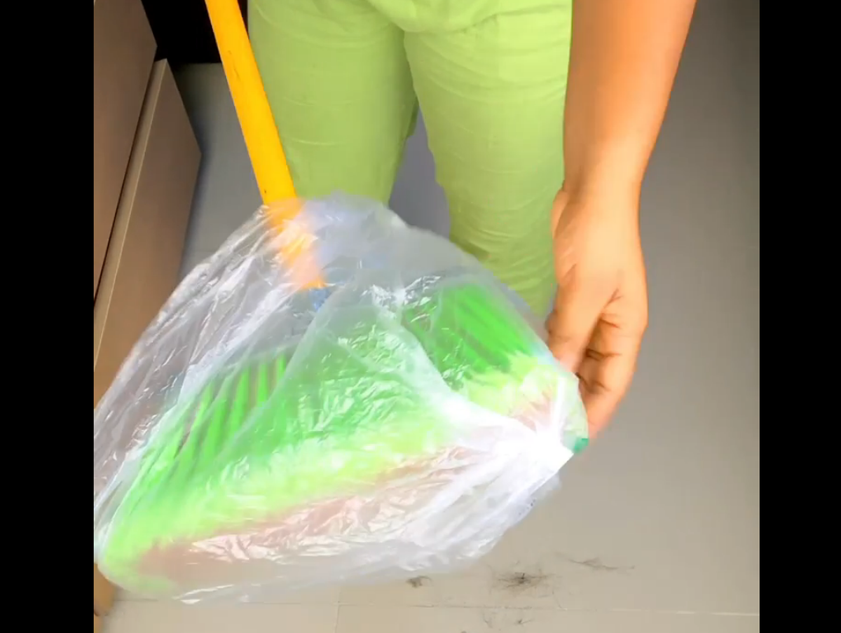 Por qué debes colocar una bolsa a la hora de pasar la escoba y para qué sirve Por qué debes colocar una bolsa a la hora de pasar la escoba y para qué sirve