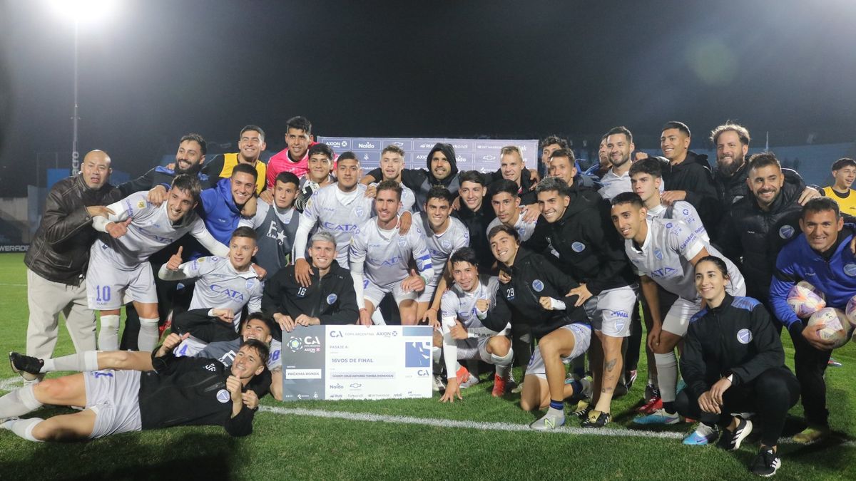 Los jugadores del Tomba festejaron el pasaje a los 16avos de final por la Copa Argentina. Los jugadores del Tomba festejaron el pasaje a los 16avos de final por la Copa Argentina.