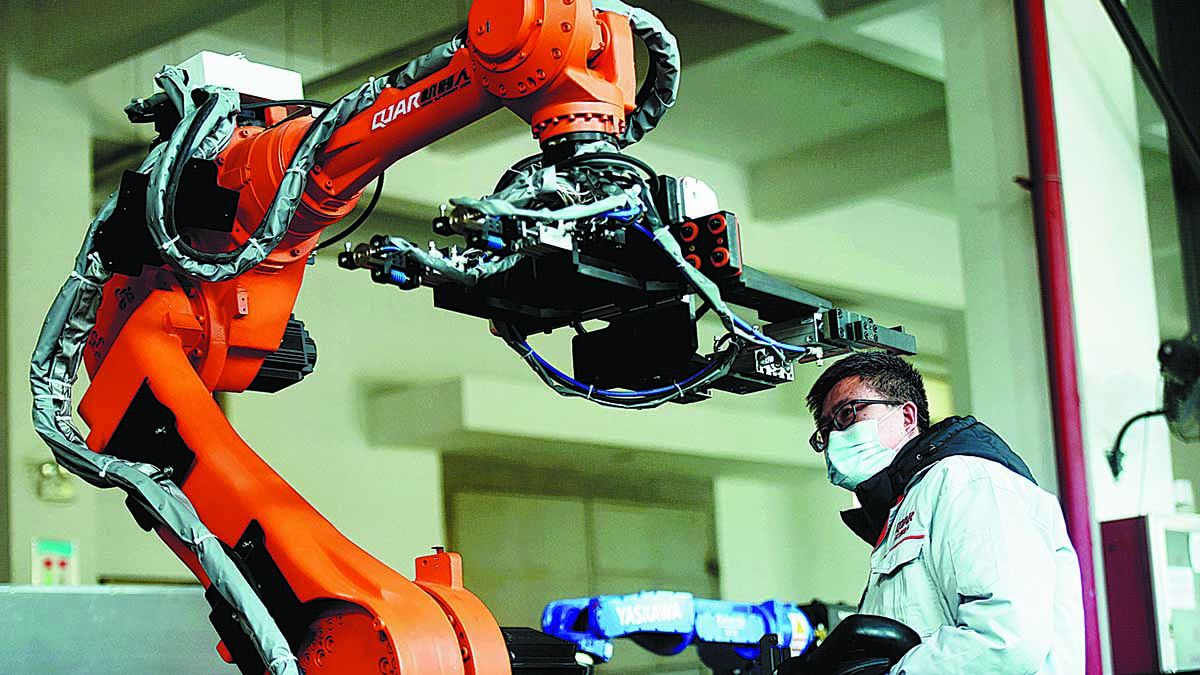 Un ingeniero ajusta un robot industrial en Hangzhou