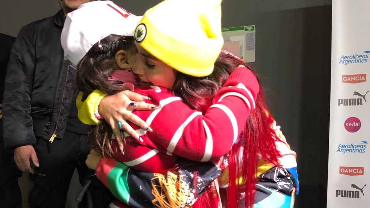 Abrazo reparador. Lali Espósito cumplió su promesa de conocer y abrazar a la niña que sufrió bullying a principio de 2022 en Tupungato. La cantante la saludó durante la actuación, y luego tuvieron un encuentro más cercano tras bambalinas.