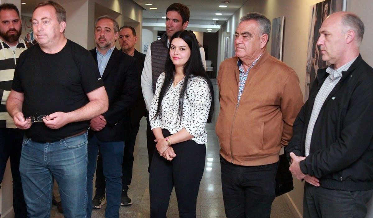 Martín Aveiro (izquierda) encabeza la lista de candidatos a diputados nacionales de la lista de Sergio Massa. El peronismo se reunió el lunes para ratificar su unidad en la campaña por el ministro de Economía. Martín Aveiro (izquierda) encabeza la lista de candidatos a diputados nacionales de la lista de Sergio Massa. El peronismo se reunió el lunes para ratificar su unidad en la campaña por el ministro de Economía.