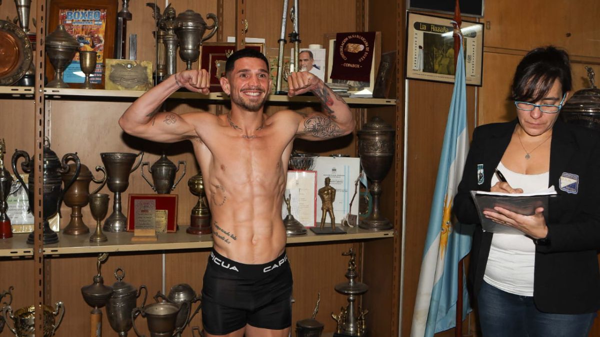 Alfredo Jorge Luis Soto pes&oacute; y no super&oacute; el l&iacute;mite de la categor&iacute;a ligero, bajo la supervisi&oacute;n de la presidenta de Federaci&oacute;n Mendocina de Box, Daiana San Rom&aacute;n.