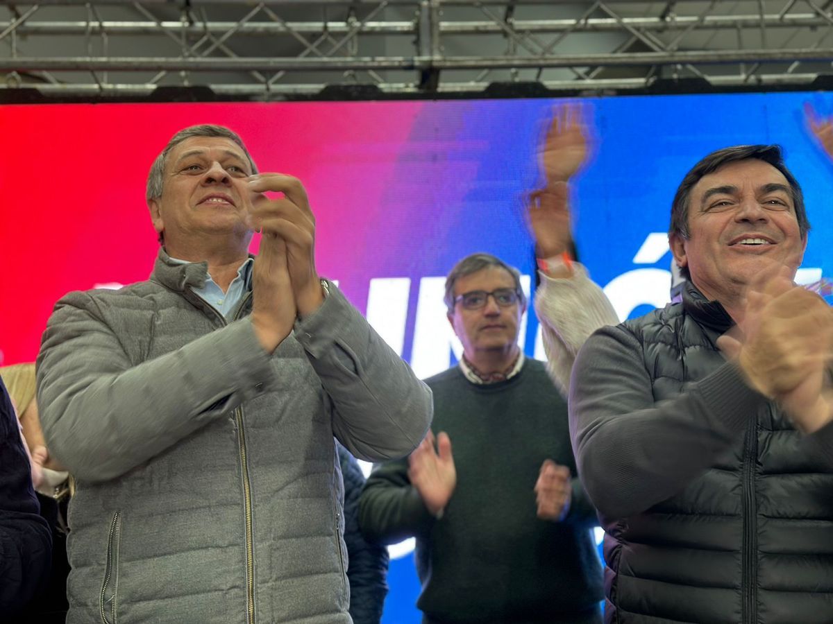 Orozco y De Marchi en campaña. Para el lujanino, las denuncias contra el ex intendente de Las Heras tienen trasfondo político. Orozco y De Marchi en campaña. Para el lujanino, las denuncias contra el ex intendente de Las Heras tienen trasfondo político.