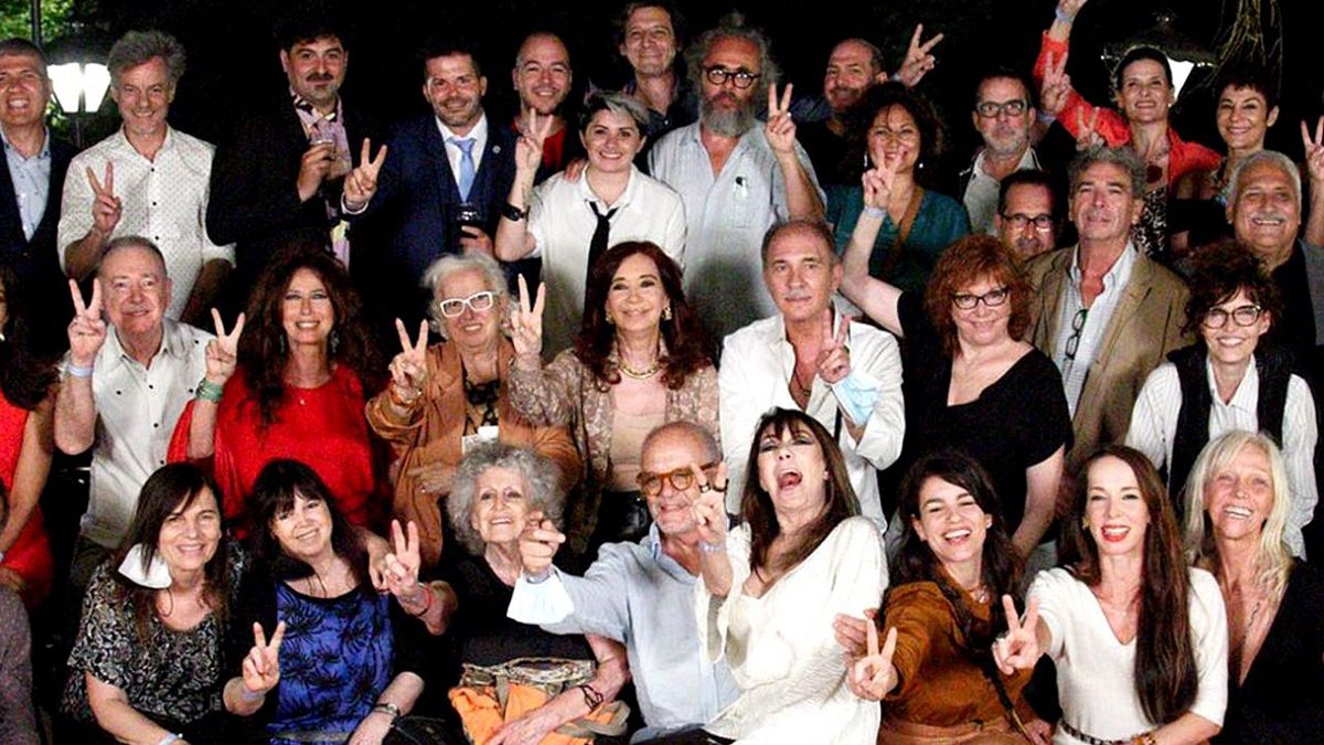 Artistas kirchneristas durante el agasajo que brindaron a Cristina el 20 de diciembre pasado.