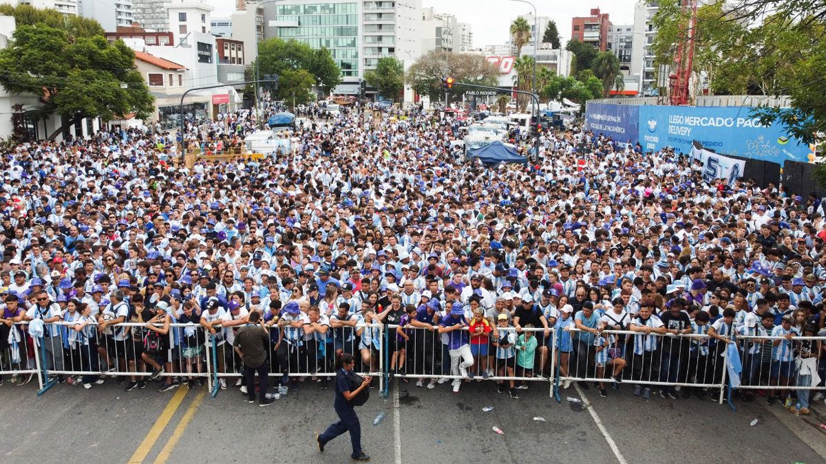 Miles de hinchas de la Selección argentina esperaron la apertura del estadio Monumental