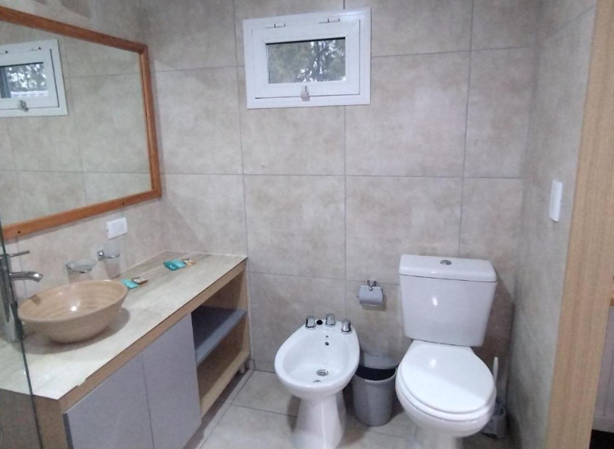 La casa container cuenta con un prolijo baño. La casa container cuenta con un prolijo baño.