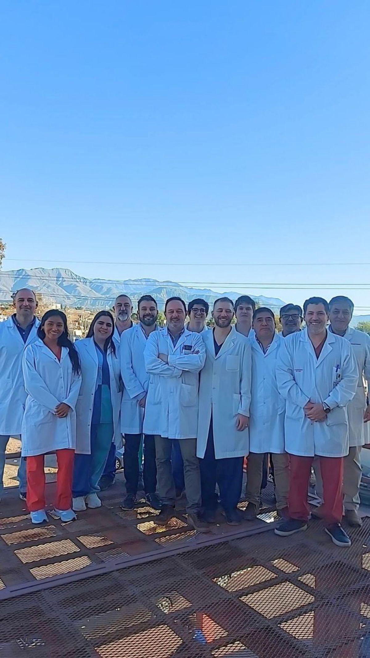El equipo del Lagomaggiore que logró la compleja cirugía. Foto: ministerio de Salud El equipo del Lagomaggiore que logró la compleja cirugía. Foto: ministerio de Salud