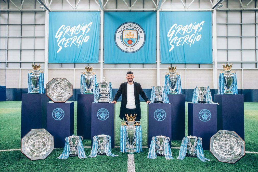 El Kun Agüero posó con los títulos obtenidos en el Manchester City.