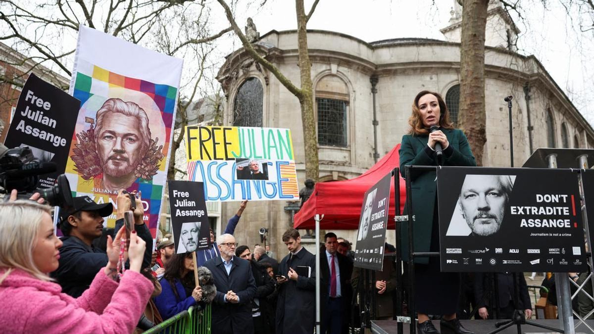 Las protestas en Londres, donde está detenido Assange, suman adeptos día a día. El periodistas está acusa por el gobierno de Estados Unidos Las protestas en Londres, donde está detenido Assange, suman adeptos día a día. El periodistas está acusa por el gobierno de Estados Unidos