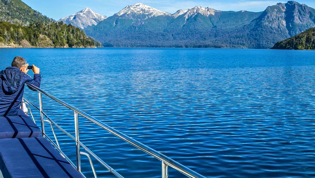 El lago Nahuel Huapi es un lago de origen glaciar de la Patagonia Argentina. Es compartido por las provincias argentinas del Neuquén y de Río Negro, y rodeado mayormente por el parque nacional homónimo El lago Nahuel Huapi es un lago de origen glaciar de la Patagonia Argentina. Es compartido por las provincias argentinas del Neuquén y de Río Negro, y rodeado mayormente por el parque nacional homónimo