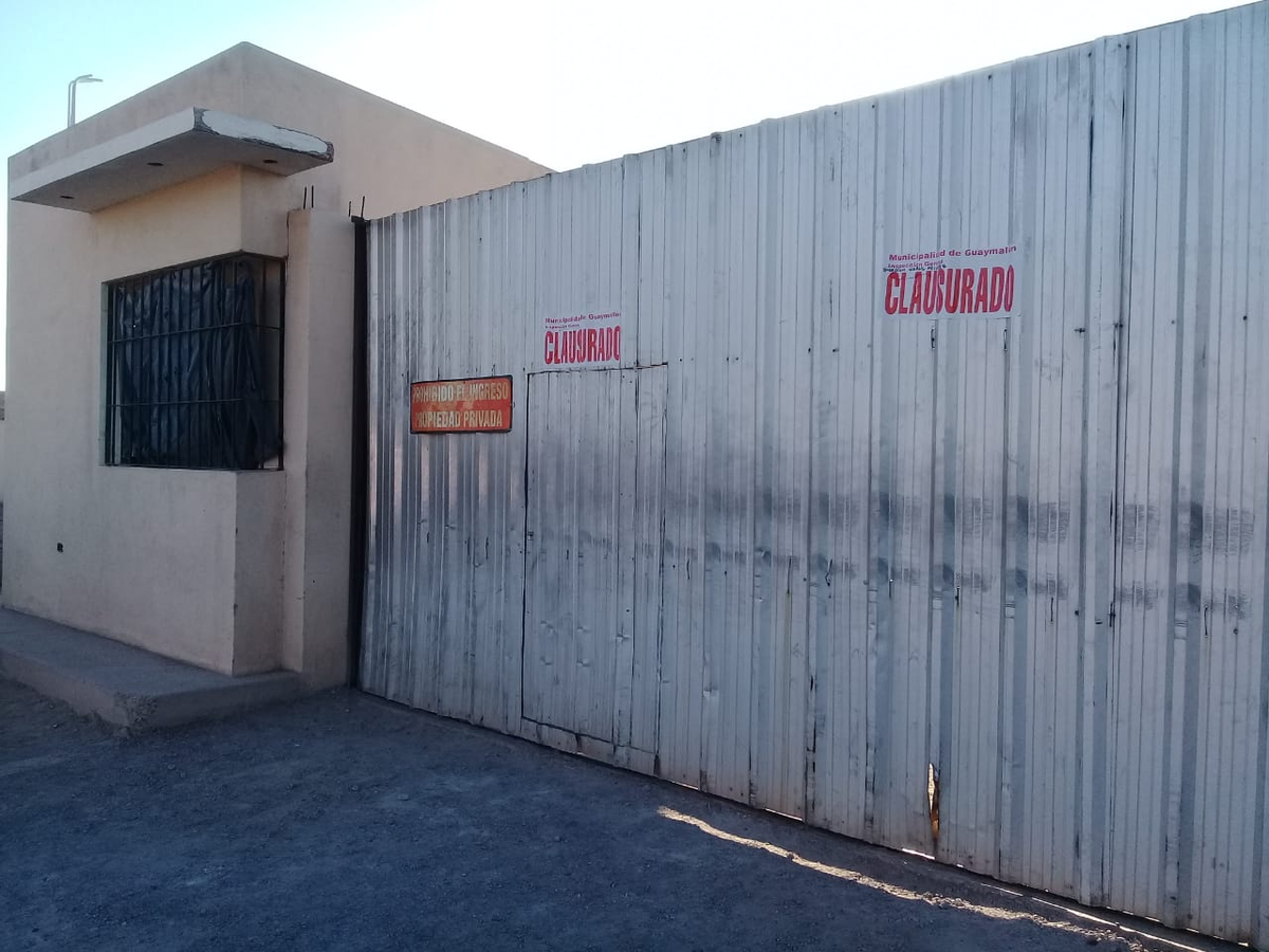 La faja de clausura que colocó la Comuna de Guaymallén en el predio de los hermanos Paco donde murió un niño al caer a un pozo.