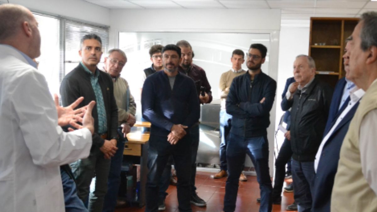 El director del Registro de Huellas Genéticas Digitalizadas explica a los legisladores y al procurador de la Suprema Corte de Justicia cuál es la función del departamento que se encuentra a su cargo. El director del Registro de Huellas Genéticas Digitalizadas explica a los legisladores y al procurador de la Suprema Corte de Justicia cuál es la función del departamento que se encuentra a su cargo.