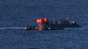 Tras 10 días de orbitar en la Luna la misión Artemis II regresó a la Tierra y descendió en el mar Tras 10 días de orbitar en la Luna la misión Artemis II regresó a la Tierra y descendió en el mar
