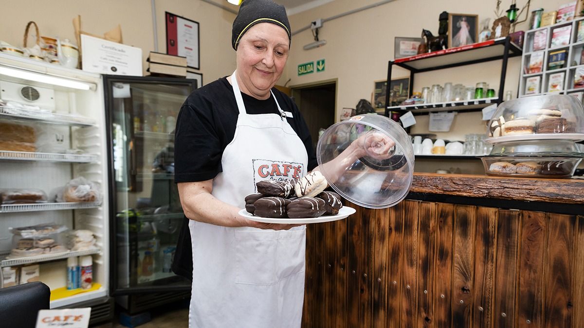 Isabel elabora las exquisiteces dulces y saladas del café. Ella guardó las recetas de su hermano panadero y ahora las transformó en productos caseros sin gluten. Isabel elabora las exquisiteces dulces y saladas del café. Ella guardó las recetas de su hermano panadero y ahora las transformó en productos caseros sin gluten.