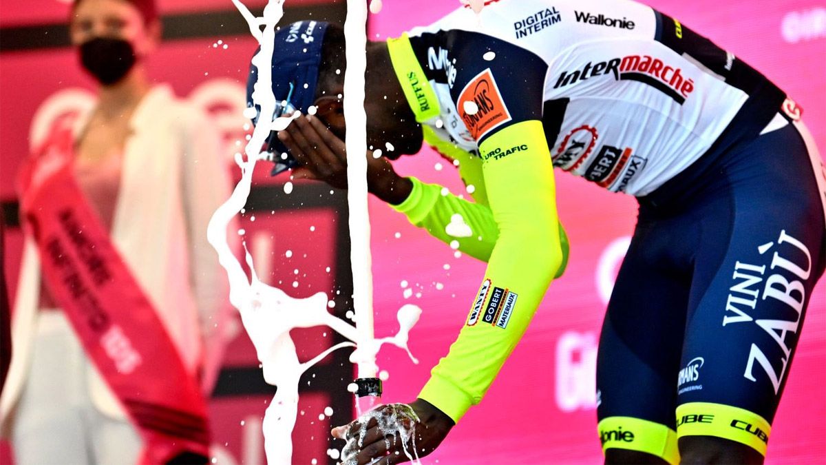 Biniam Girmay terminó en el hospital tras un accidente en el podio del Giro de Italia.
