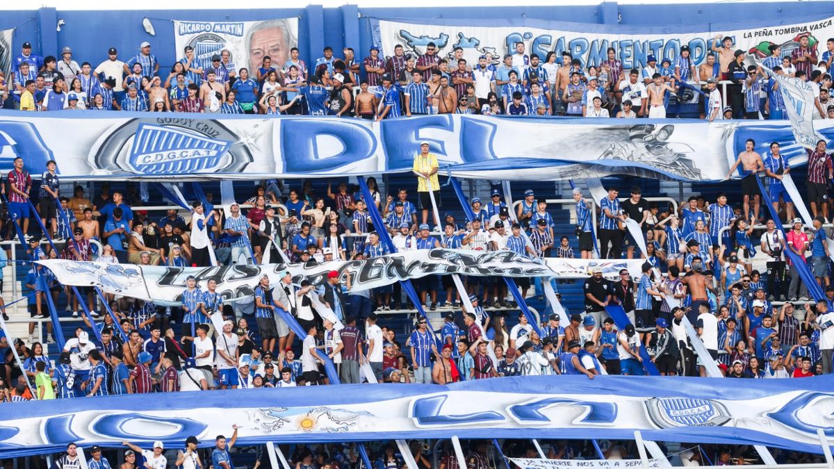 Los incidentes entre los hinchas y la Policía ocurrieron en la puerta del Feliciano Gambarte. Los incidentes entre los hinchas y la Policía ocurrieron en la puerta del Feliciano Gambarte.