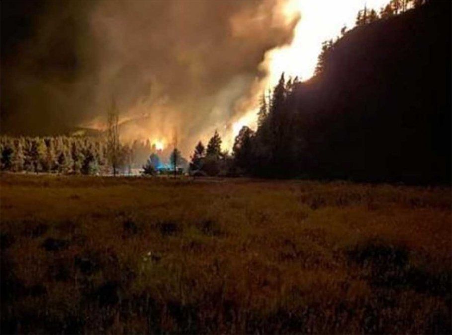Más de 10 mil hectáreas fueron arrasadas por un inmenso incendio en El Bolsón, provincia de Río Negro, y amenazaba con cruzar la frontera hacia Chubut.&nbsp;