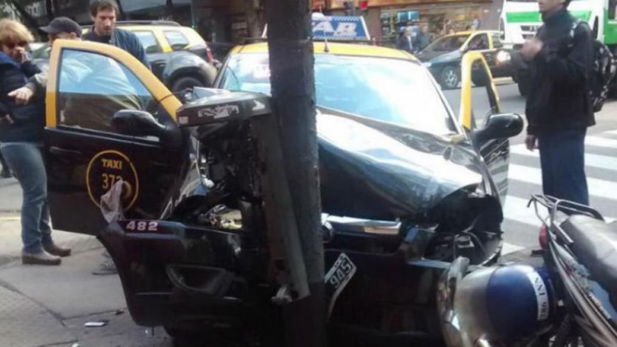 El taxi cuyo conductor sufrió un ACV y atropelló a tres turistas francesas. Una de ellas falleció en la mañana de este domingo