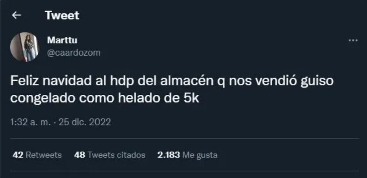 Que asco. Compró helado para Navidad, lo abrió y era algo asqueroso.