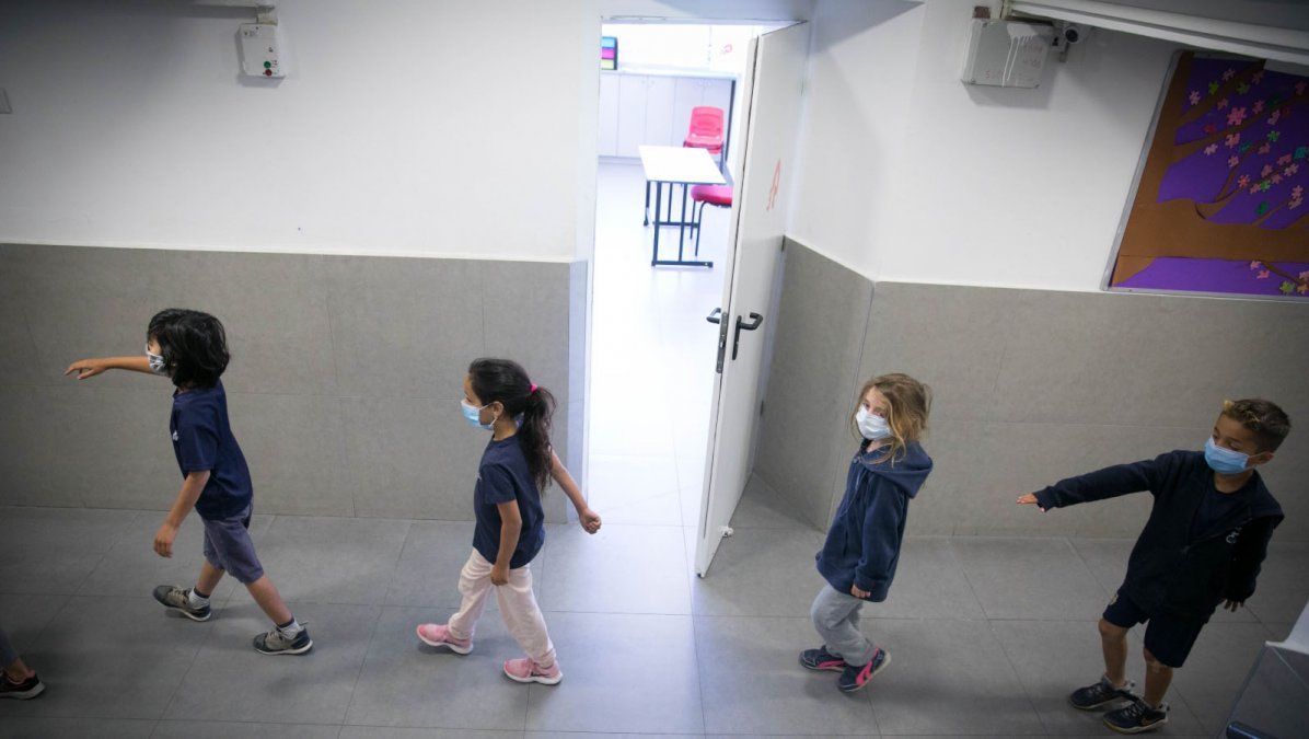 Cómo es el modelo israelí 4-10, en estudio para planificar la vuelta a clases