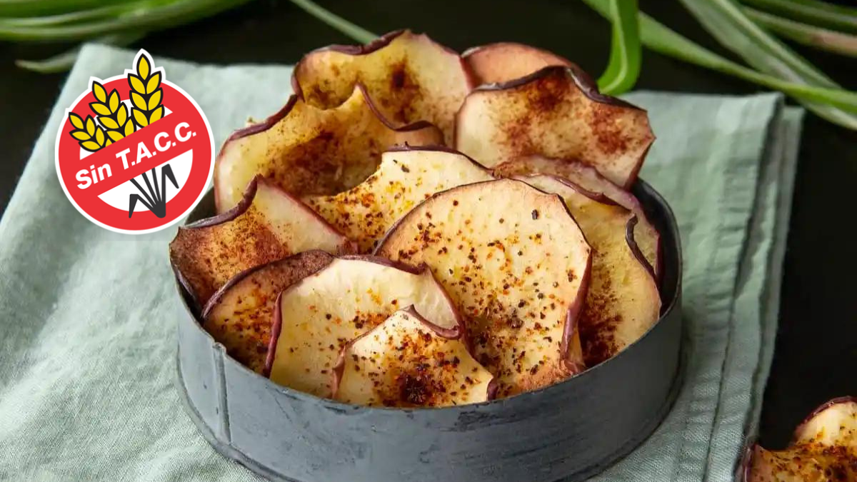 Con esta sencilla receta sin TACC obtendrás unos deliciosos chips de manzana deliciosos. Con esta sencilla receta sin TACC obtendrás unos deliciosos chips de manzana deliciosos.