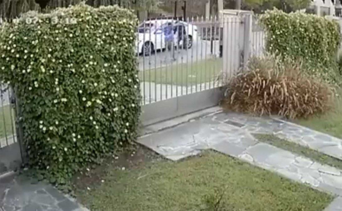 Varios delincuentes asaltaron a un hombre cuando iba en su auto a trabajar y en 25 segundos le robaron el rodado y otras pertenencias. Fue en Villa Luzuriaga.