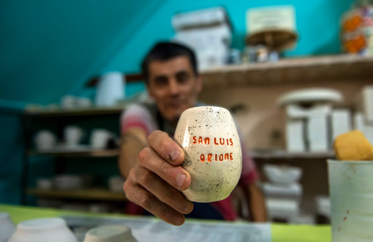 El trabajo manual y la creatividad en el taller de cerámica fortalecen la autonomía y la expresión de los residentes.