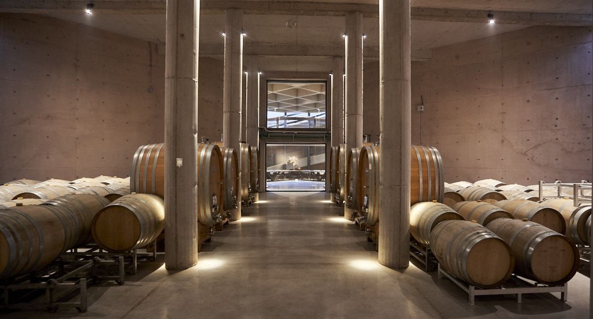 En barricas de roble francés, americano y sobre todo austríaco, se dan los procesos de fermentación y añejamiento de los vinos de Alpamanta. En barricas de roble francés, americano y sobre todo austríaco, se dan los procesos de fermentación y añejamiento de los vinos de Alpamanta.