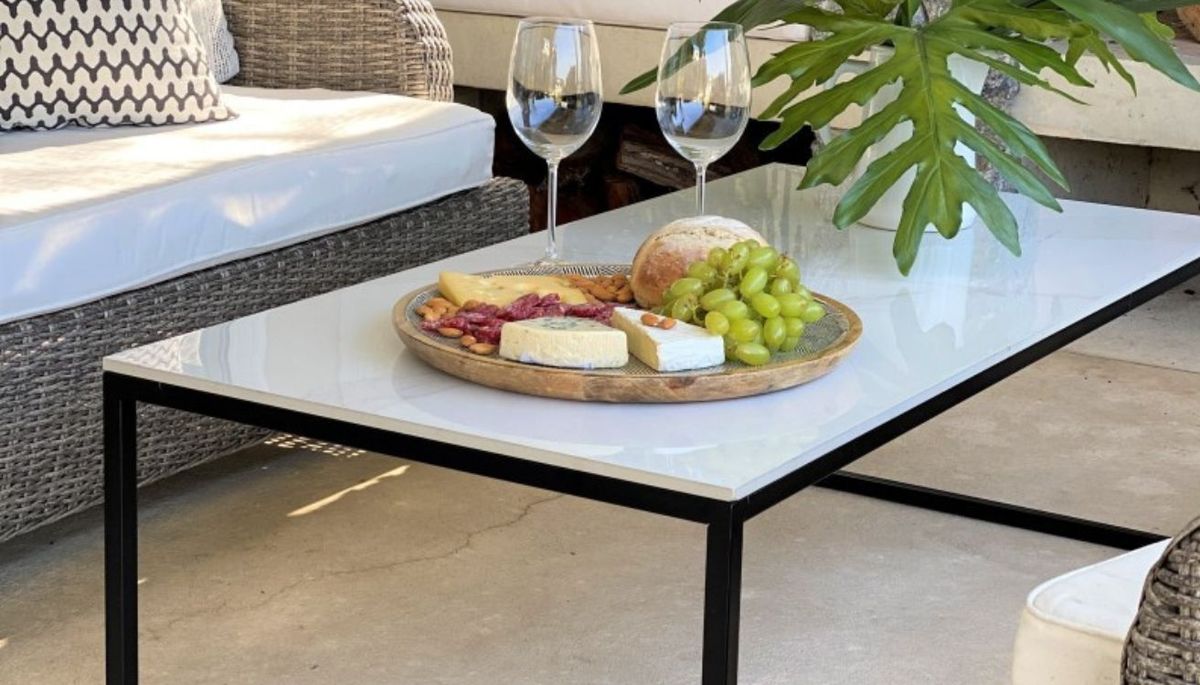 Conoce la nueva tendencia que reemplaza la mesa ratona tradicional. Imagen: Pexels.